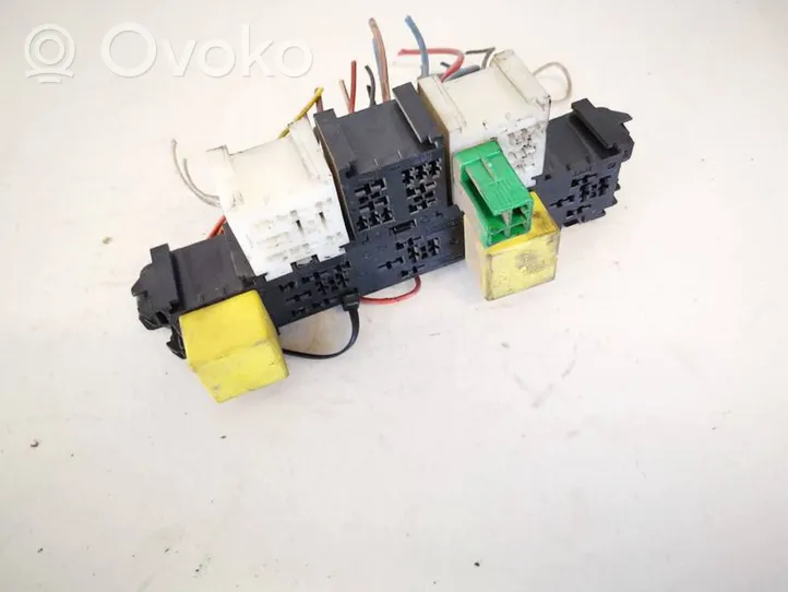 Opel Vivaro Fuse box set 7703297572