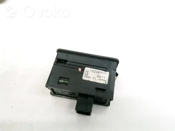 Opel Zafira B Electric window control switch 13228711