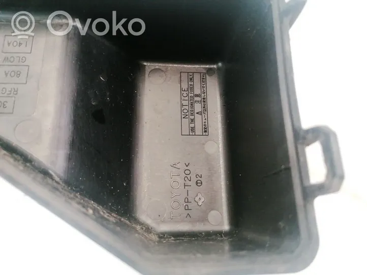 Toyota Corolla Verso AR10 Pokrywa skrzynki bezpieczników 