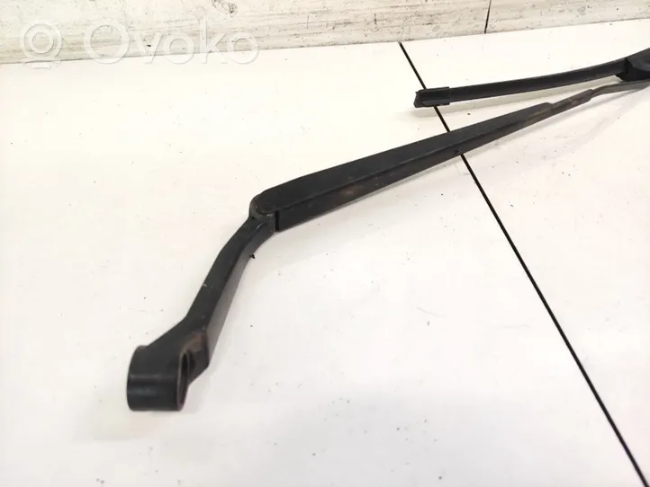 Pontiac Vibe Front wiper blade arm 