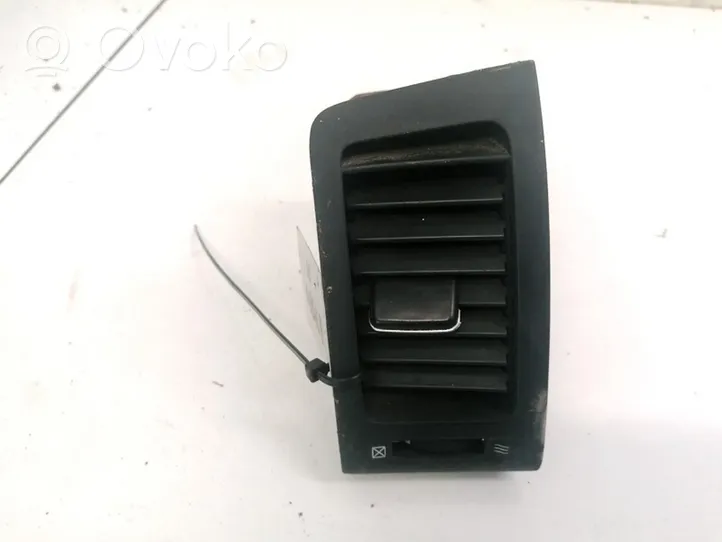 Toyota Corolla Verso E121 Centrālais gaisa ventilācijas režģis 5556310050