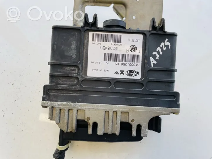 Volkswagen Golf III Calculateur moteur ECU 032906030n