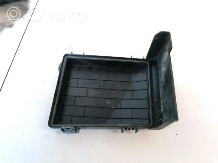 Volkswagen Caddy Fuse box cover 1K0937132D