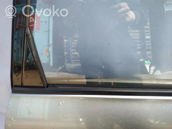 Toyota Avensis Verso Listwa / Uszczelka szyby drzwi tylnych 