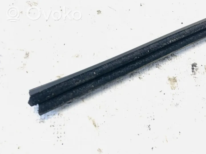 Volvo V50 Moulure de vitre de la porte avant 