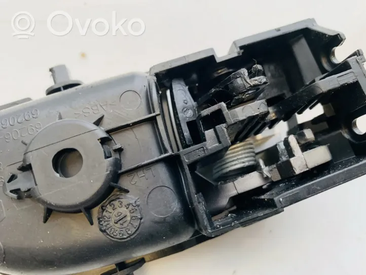 Toyota Yaris Priekinė atidarymo rankenėlė vidinė 692060d271