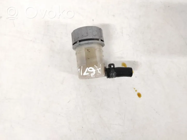 Honda CR-V Brake fluid reservoir 