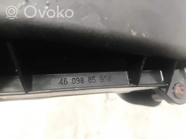 Ford Mondeo Mk III Oro filtro dėžė 4609885904