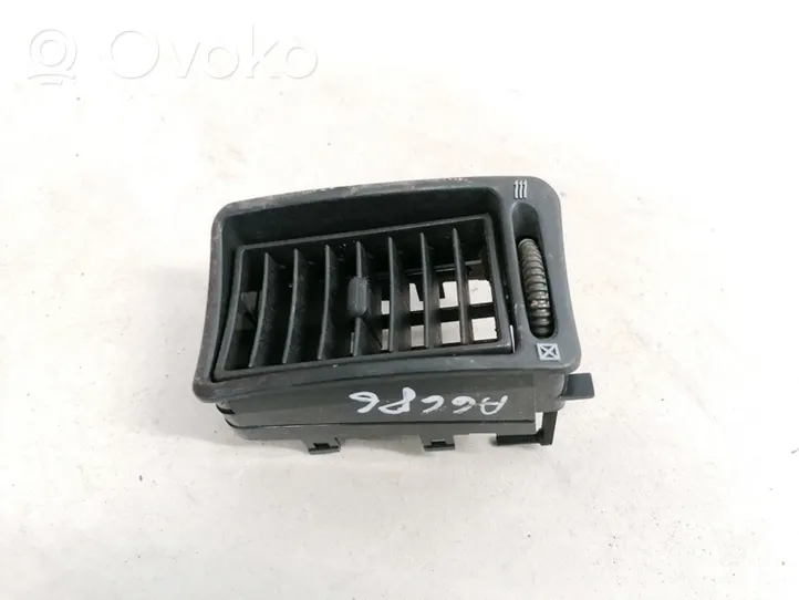 Toyota Corolla E90 Centrālais gaisa ventilācijas režģis 5566112090