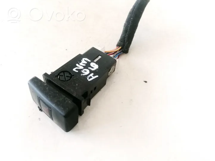 Hyundai Trajet Botón interruptor de luz de peligro 937903A000