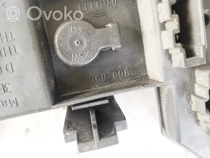 Volkswagen Bora Takavalon polttimon suojan pidike 963690