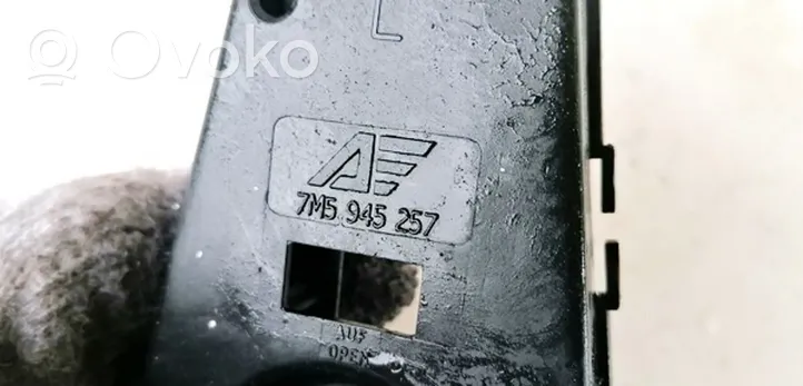 Ford Galaxy Takavalon polttimon suojan pidike 7M5945257