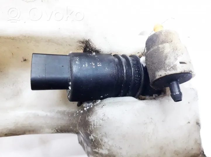 Volkswagen Golf IV Windscreen/windshield washer pump 