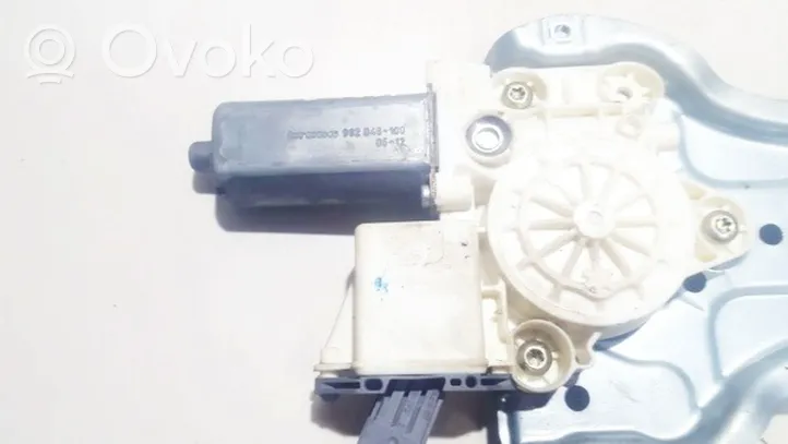 Toyota Avensis T250 Front door window regulator motor 6981005050