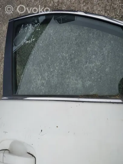 Toyota Avensis T270 Priekšpusē durvju stikla apdare 