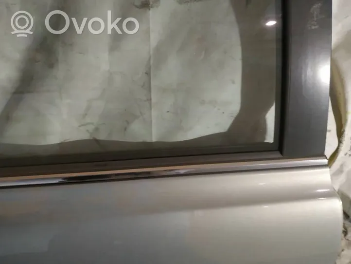 Toyota Avensis T250 Listón embellecedor de la ventana de la puerta trasera 