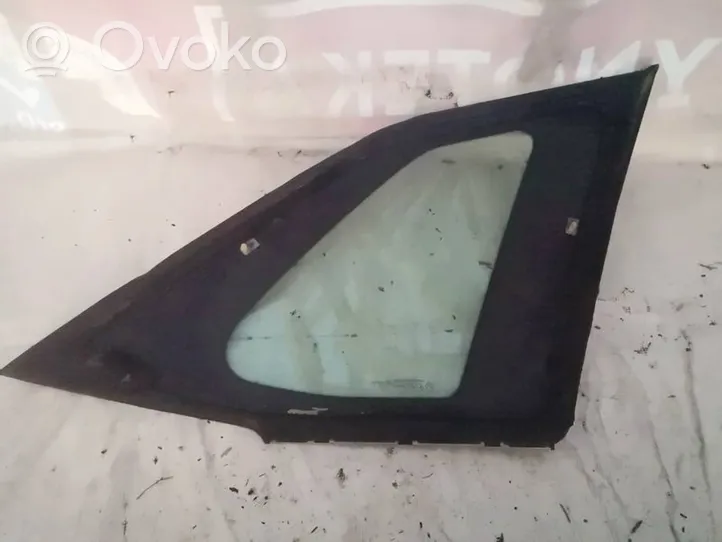 Citroen C4 I Picasso Fenêtre latérale avant / vitre triangulaire 