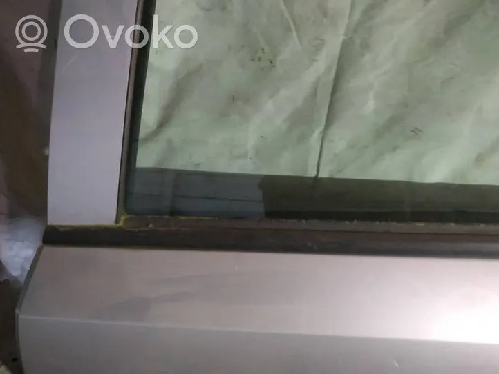 Opel Astra H Listón embellecedor de la ventana de la puerta trasera 