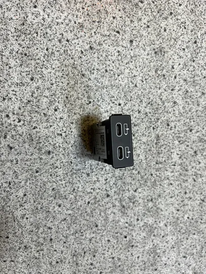 BMW 7 G11 G12 USB socket connector 8711938