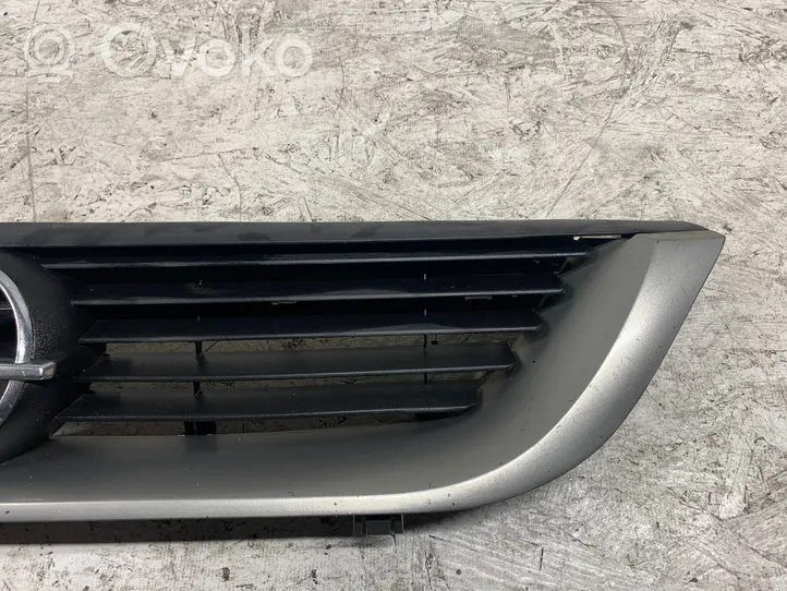 Opel Vectra B Griglia superiore del radiatore paraurti anteriore 90505722