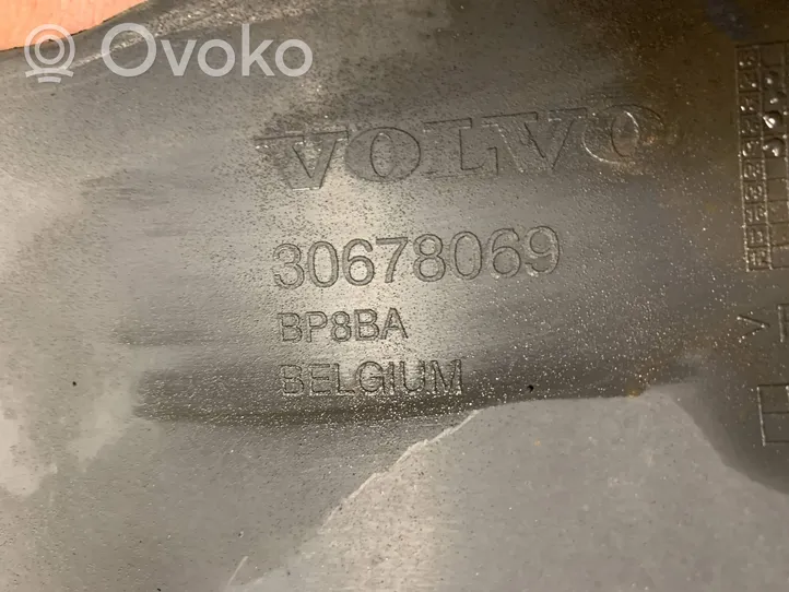 Volvo V50 Etupuskurin reuna 30678069