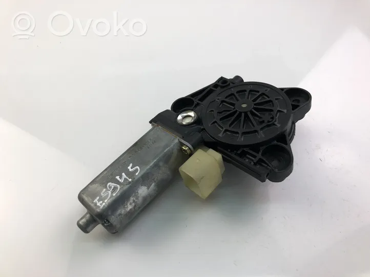 Mercedes-Benz C W203 Front door window regulator motor 0130822008