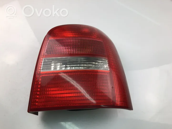 Audi A4 S4 B5 8D Lampy tylnej klapy bagażnika 8D9945096C