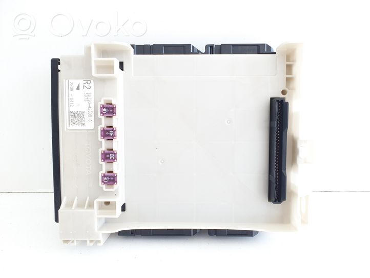 Toyota RAV 4 (XA50) Module de fusibles 8273042890