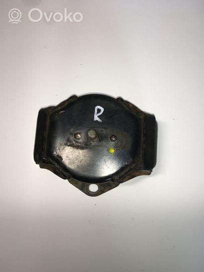 Mitsubishi Pajero Supporto di montaggio del motore AV68827