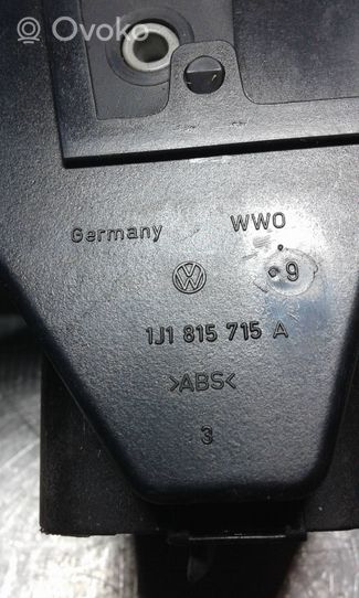 Volkswagen Golf IV Kojelaudan sivutuuletussuuttimen kehys 1J1815715A