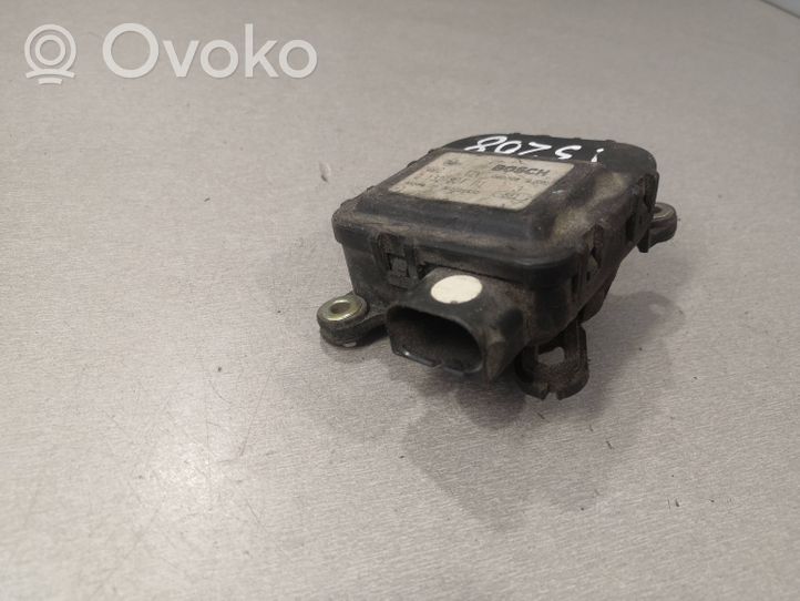 Volkswagen Golf III Moteur / actionneur de volet de climatisation 0132801111