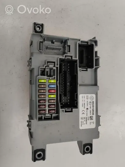 Opel Combo D Module de fusibles 00520158930