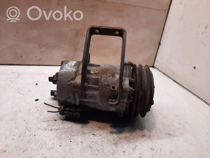 Volkswagen PASSAT B3 Air conditioning (A/C) compressor (pump) 357820803c