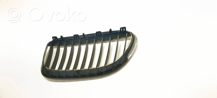 BMW 6 E63 E64 Grille calandre supérieure de pare-chocs avant 51137008916