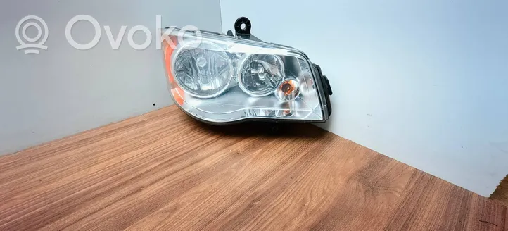 Chrysler Town & Country V Lampa przednia 05113340AE