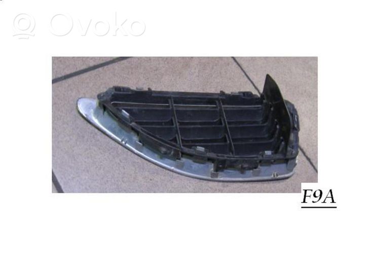 Renault Megane I Grotelės viršutinės 7700428964