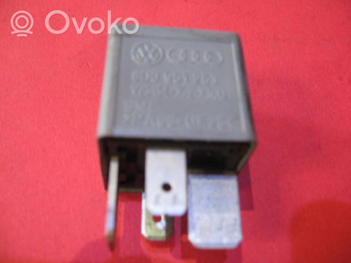 Volkswagen PASSAT B4 Przekaźnik / Modul układu ogrzewania wstępnego 8D095153