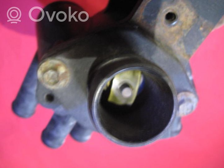 Volkswagen Golf III Boîtier de thermostat / thermostat 032121111A