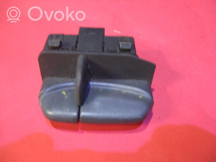 Volvo S70  V70  V70 XC Bouton interrupteur ouverture du coffre 013170000