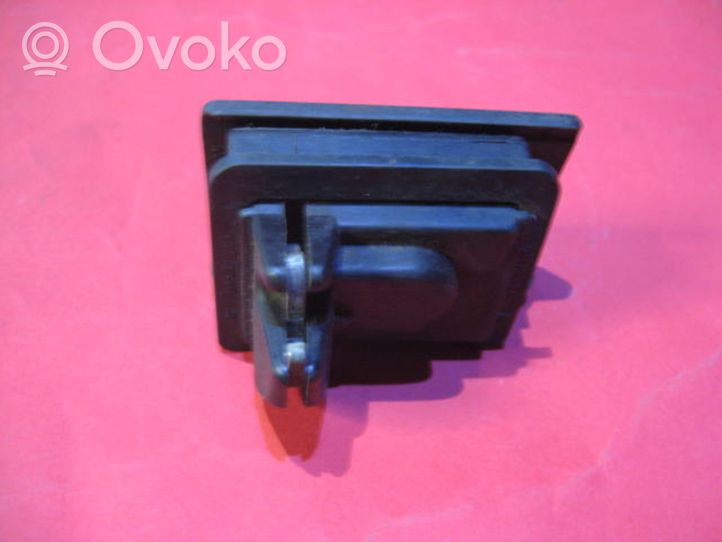 Opel Omega A Glove box lock 90229528