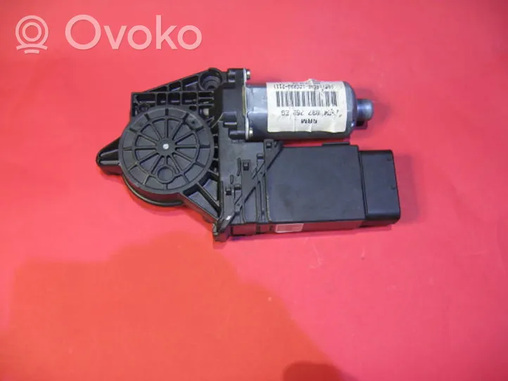 Volkswagen PASSAT B5 Front door window regulator motor 0130821694