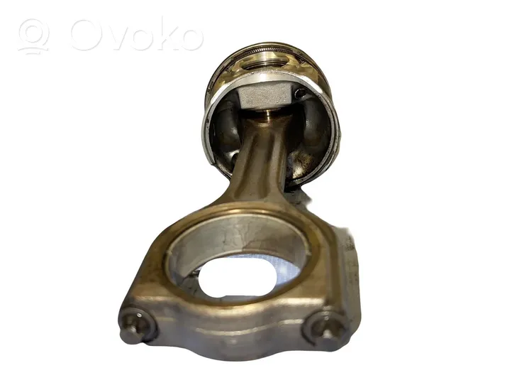 Ford Focus Piston with connecting rod 
