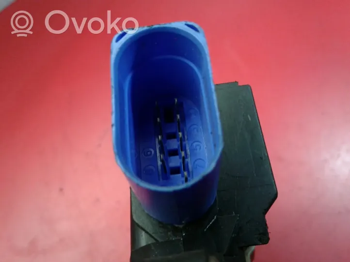 Skoda Octavia Mk2 (1Z) Priekinė užrakinimo spynelė (prie rankenos) 