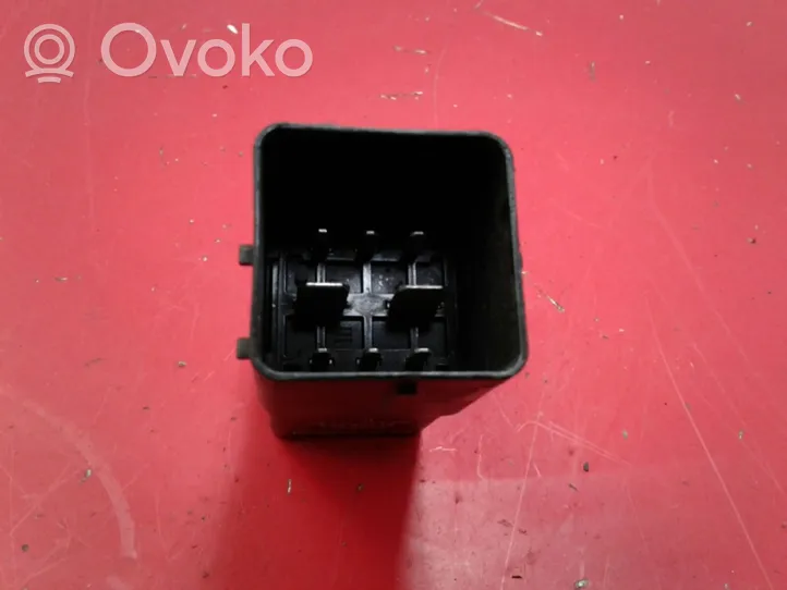 Volvo V40 Cross country Glow plug pre-heat relay 