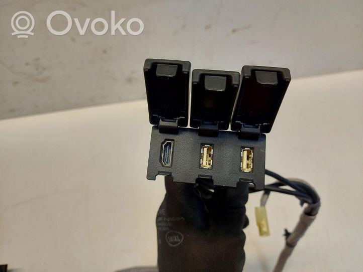 Honda CR-V USB-pistokeliitin 32104-T1E-E003