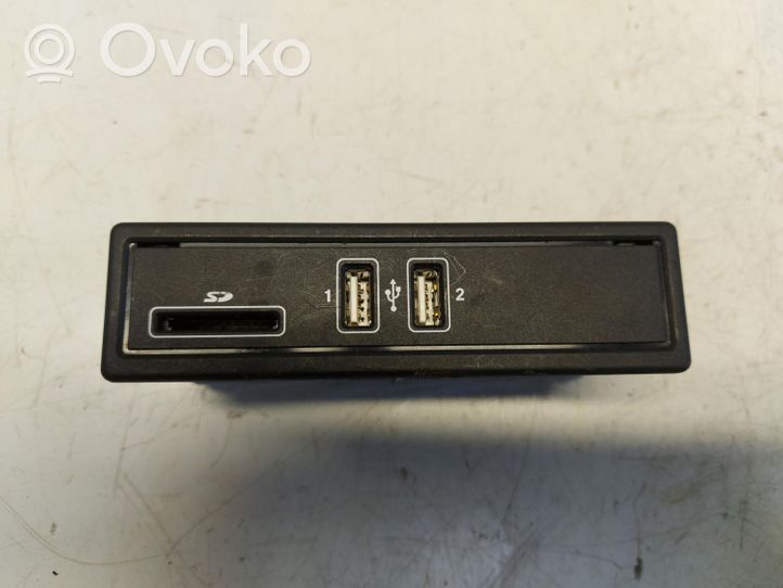 Mercedes-Benz C W205 USB-pistokeliitin A2058200526