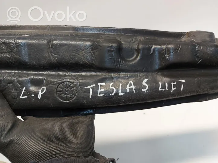 Tesla Model S Wygłuszenie / Pianka błotnika przedniego 1030410-00-a