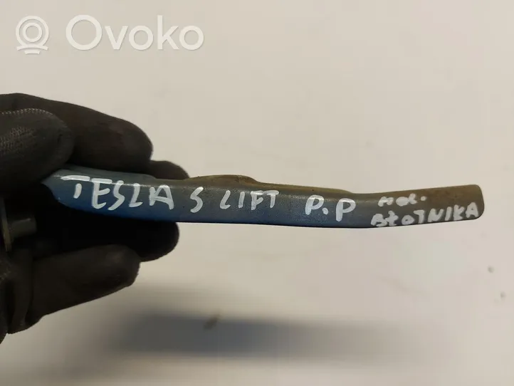 Tesla Model S Uchwyt / Mocowanie błotnika przedniego 