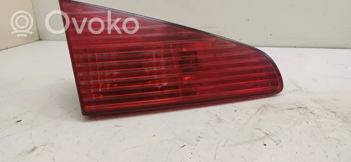 Peugeot 607 Lampy tylnej klapy bagażnika 2543G