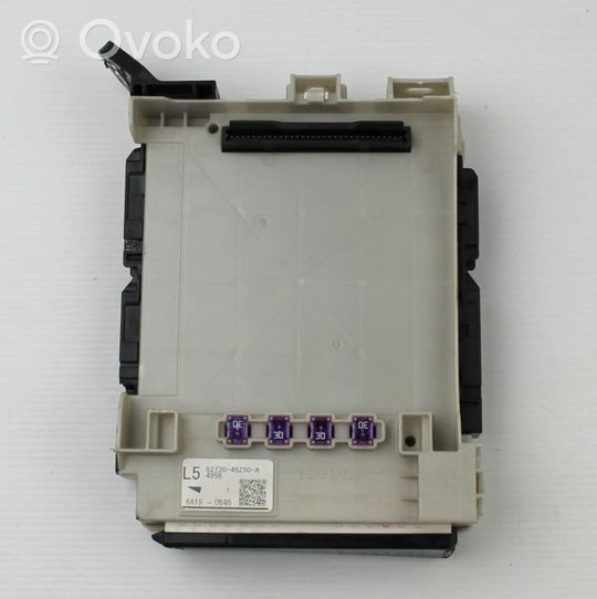 Lexus RX 450H Module de fusibles 8273048Z50A